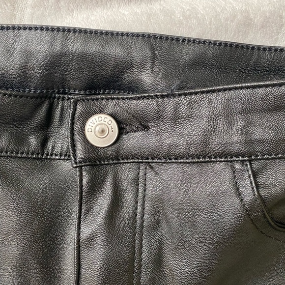 Black, H&M, fake leather jeans in women’s size 6 - Picture 3 of 4